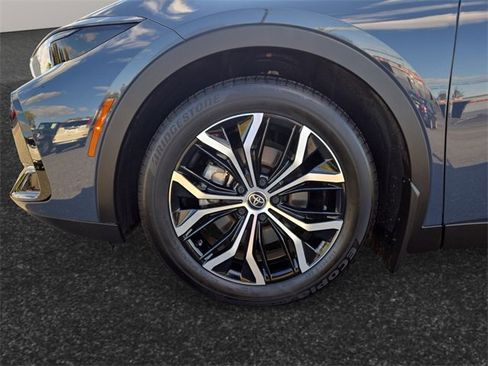 Used 2025 Toyota Crown Limited image 4