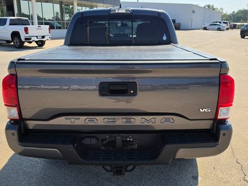 Used 2017 Toyota Tacoma TRD Sport w/ Premium & Technology Package RWD image 4