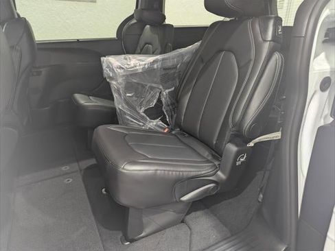 New 2026 Chrysler Pacifica Select image 42
