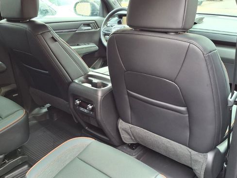 Used 2026 GMC Acadia AT4 w/ Luxury Package AWD/4WD image 10