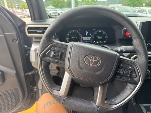 Used 2025 Toyota Tacoma SR5 AWD/4WD image 25