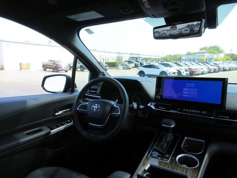 Used 2025 Toyota Sienna Platinum AWD/4WD image 28