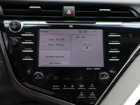 Used 2018 Toyota Camry XLE image 23