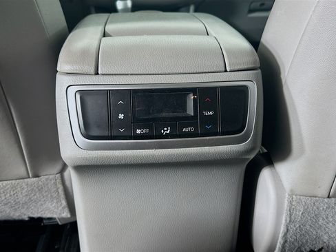 Used 2018 Toyota Highlander XLE AWD/4WD image 27