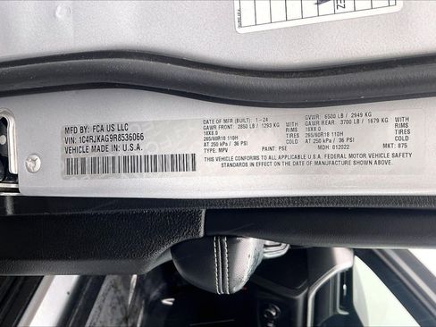 Used 2024 Jeep Grand Cherokee L Laredo image 30