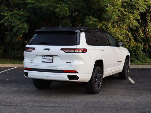 Used 2023 Jeep Grand Cherokee L Summit w/ High Altitude Package AWD/4WD image 9