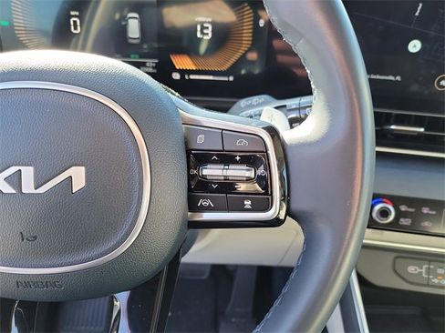 Used 2025 Kia Carnival EX image 18