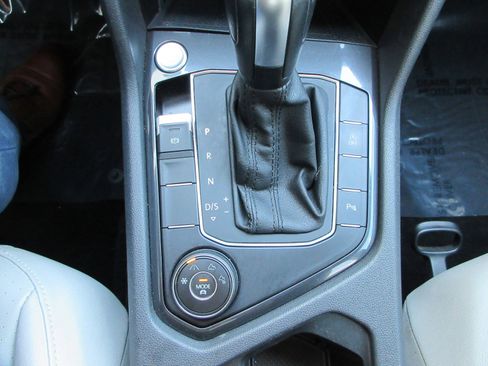 Used 2020 Volkswagen Tiguan SE R-Line AWD/4WD image 48