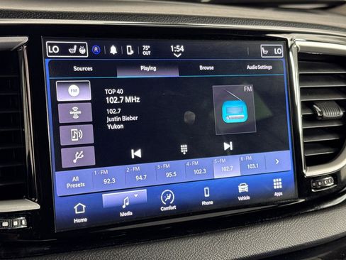 Used 2023 Chrysler Pacifica Touring-L FWD image 16