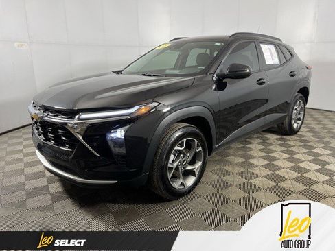 Certified 2025 Chevrolet Trax LT w/ Driver Confidence Package image 1