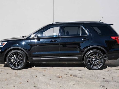 Used 2018 Ford Explorer XLT w/ Equipment Group 202A image 11