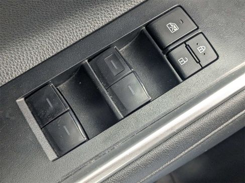 Used 2024 Toyota Highlander XLE image 9