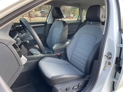 Used 2025 Volkswagen Jetta SE image 22