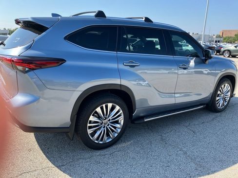 Used 2024 Toyota Highlander Platinum FWD image 4