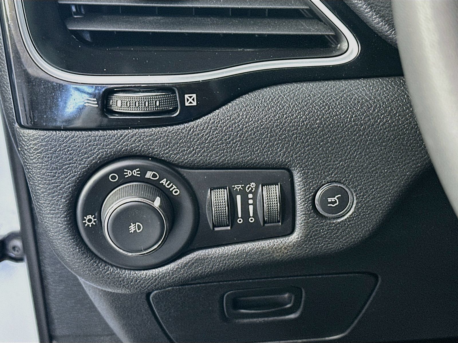 Used 2020 Jeep Cherokee Latitude Plus FWD image 10
