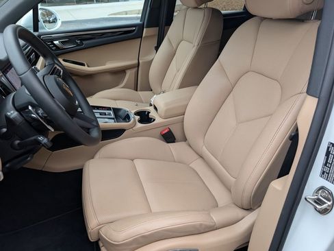 Certified 2025 Porsche Macan AWD/4WD image 5