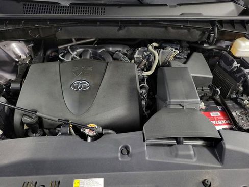 Used 2019 Toyota Highlander XLE AWD/4WD image 14