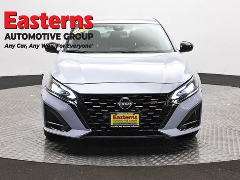 Used 2023 Nissan Altima 2.5 SR FWD image 2