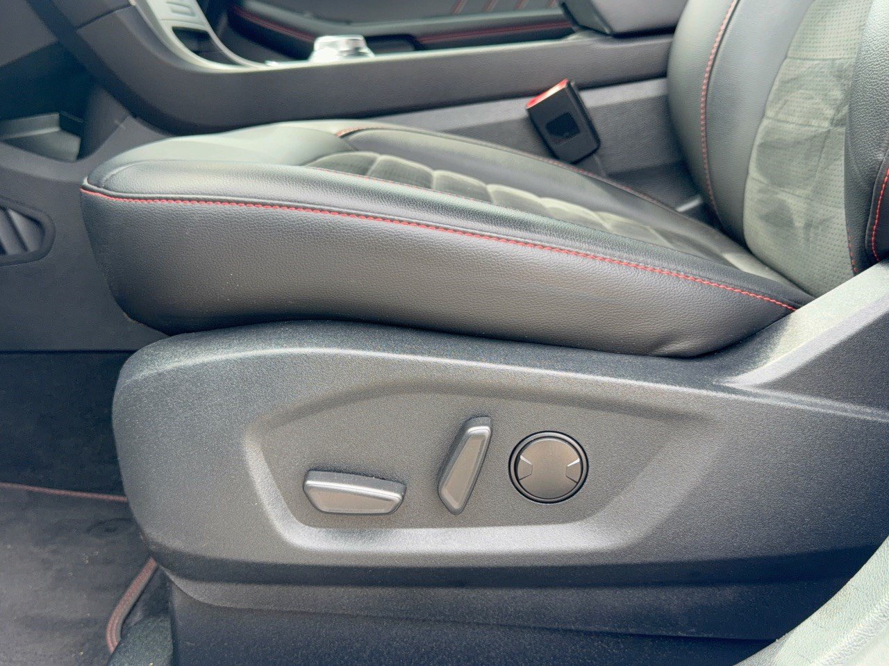 Used 2021 Ford Edge ST-Line FWD image 16
