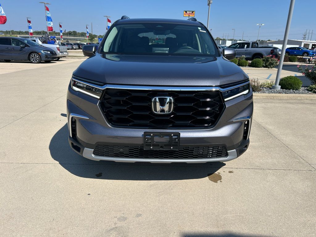 Used 2025 Honda Pilot Touring image 2