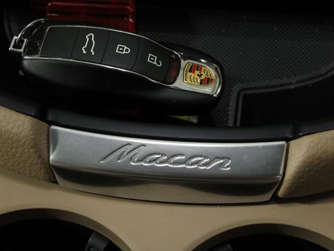 Certified 2025 Porsche Macan AWD/4WD image 23