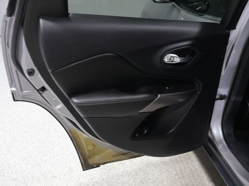 Used 2019 Jeep Cherokee Limited AWD/4WD image 19