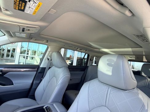New 2026 Toyota Highlander Platinum image 18