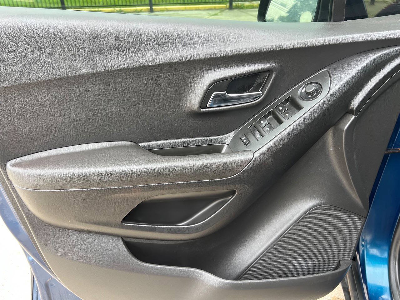 Used 2019 Chevrolet Trax LT w/ LT Convenience Package AWD/4WD image 17