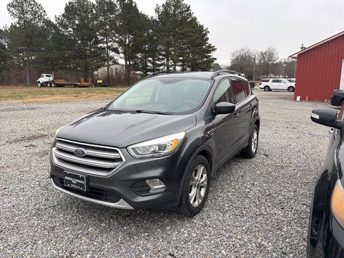 Used 2017 Ford Escape SE w/ Equipment Group 201A image 9