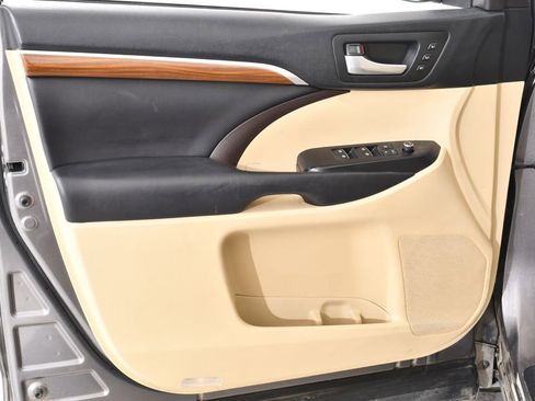 Used 2017 Toyota Highlander Limited FWD image 25