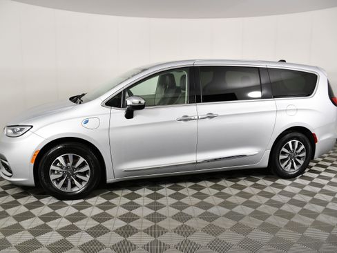 Used 2023 Chrysler Pacifica Limited FWD image 9