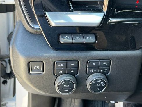 Used 2023 Chevrolet Silverado 1500 High Country w/ Technology Package AWD/4WD image 17