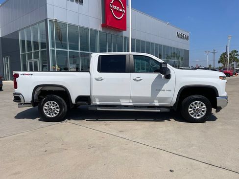 Used 2025 Chevrolet Silverado 2500 LT w/ Convenience Package AWD/4WD image 4