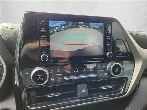 Used 2020 Toyota Highlander XLE AWD/4WD image 19