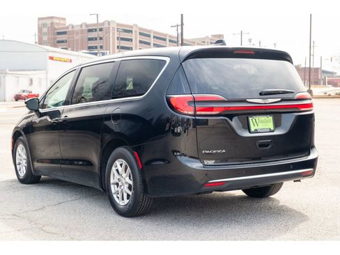 Used 2024 Chrysler Pacifica Touring-L image 31