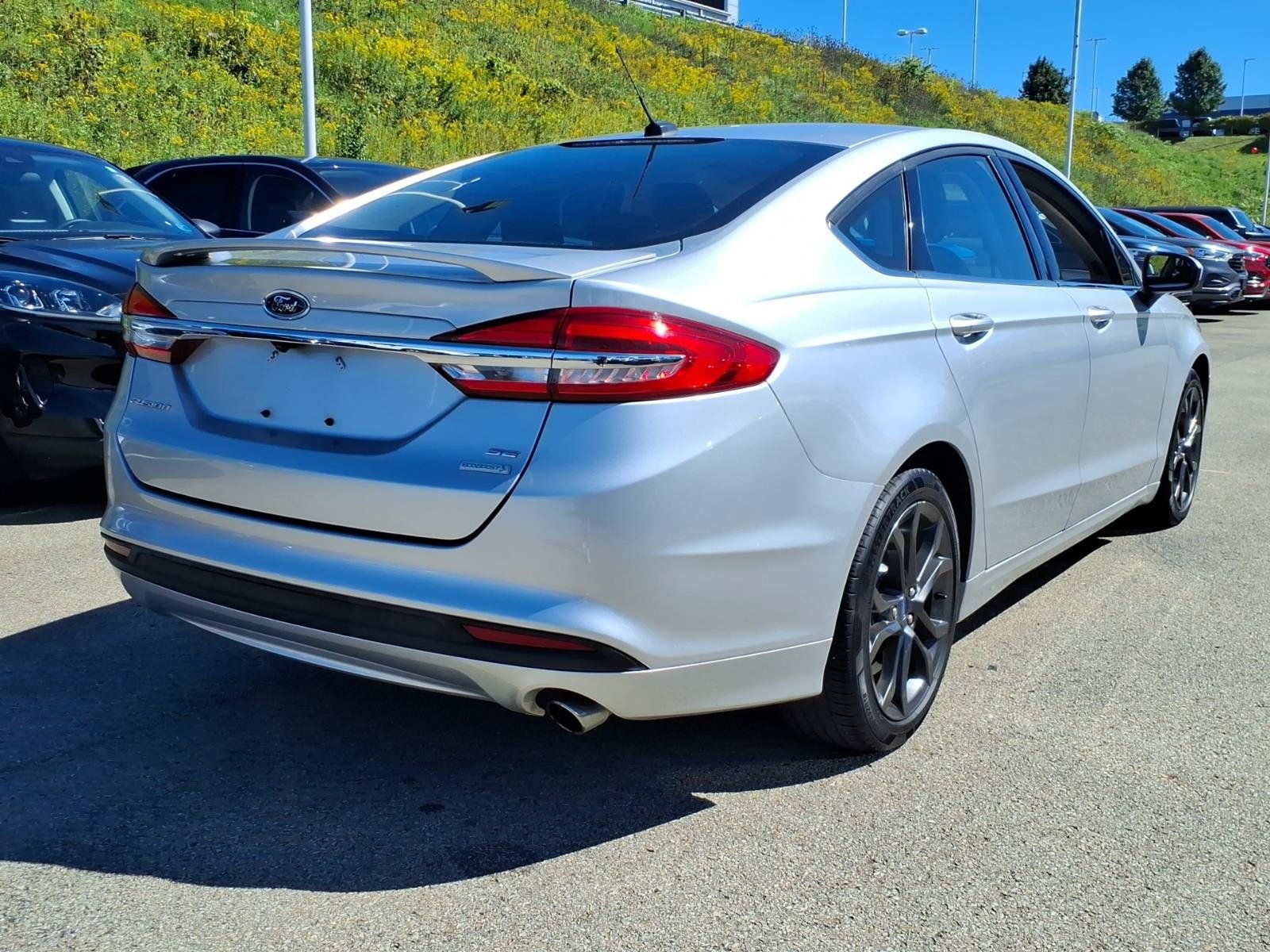 Used 2018 Ford Fusion SE w/ Equipment Group 201A FWD image 3