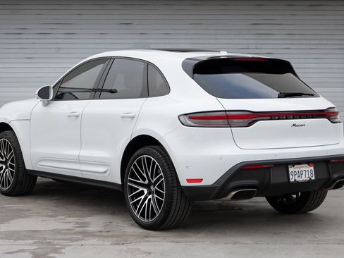 Certified 2024 Porsche Macan image 3