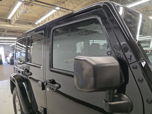 Used 2015 Jeep Wrangler Unlimited Sahara w/ Connectivity Group AWD/4WD image 53