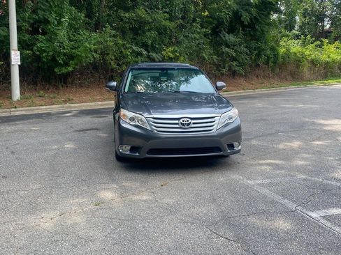 Used 2011 Toyota Avalon Limited FWD image 2