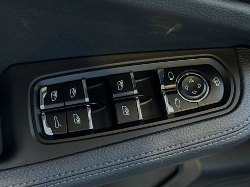 Certified 2024 Porsche Macan image 13