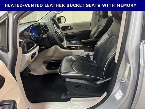 Used 2024 Chrysler Pacifica Limited image 14