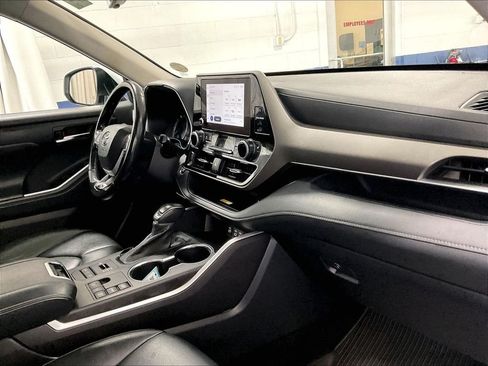 Used 2023 Toyota Highlander XLE AWD/4WD image 14