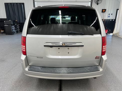 Used 2008 Chrysler Town & Country Touring FWD image 5