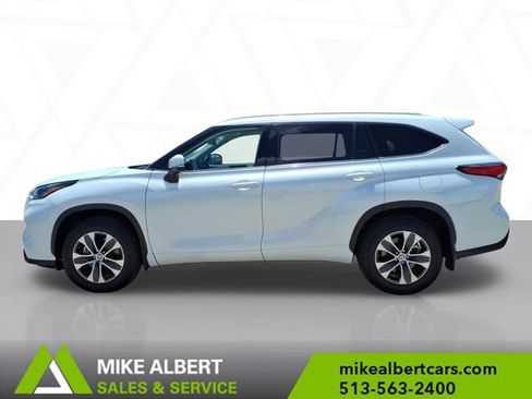 Used 2022 Toyota Highlander XLE AWD/4WD image 4