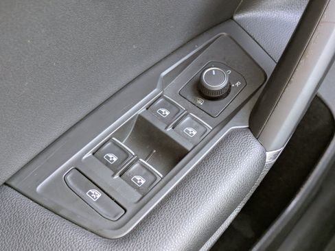 Used 2020 Volkswagen Tiguan SE w/ Panoramic Sunroof Package FWD image 19