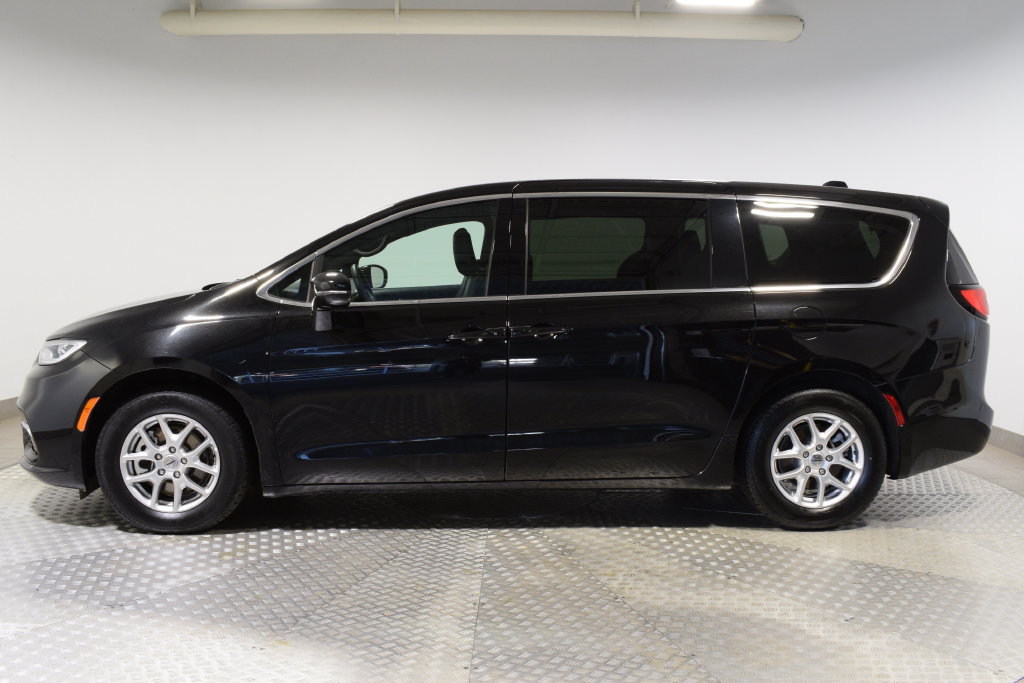 Used 2025 Chrysler Pacifica Select FWD image 4