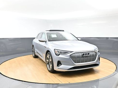 Used 2022 Audi e-tron Premium Plus w/ Premium Plus Package AWD/4WD image 4