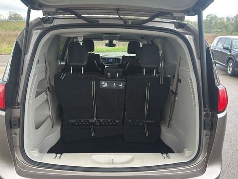 Used 2017 Chrysler Pacifica Touring-L FWD image 11