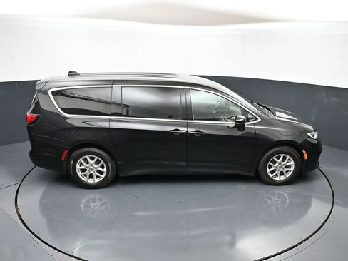 Used 2023 Chrysler Pacifica Touring-L FWD image 34