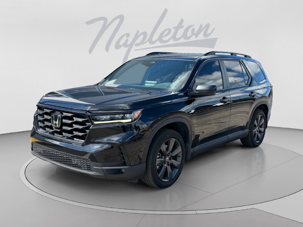 Used 2025 Honda Pilot Sport image 1